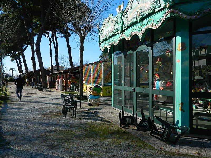 File:Giostrine di Fiumetto in piazza D'Annunzio.jpg