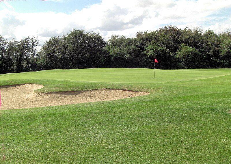 File:Goring ^ Streatley Golf Course - Green 5th Hole - geograph.org.uk - 3141230.jpg