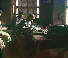 Moulding an artistic casting in the Kasli Iron Works Gorskii 04425u.jpg