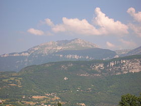 Vue de la face nord-ouest de la Grande Sure, depuis Saint-Jean-de-Moirans.