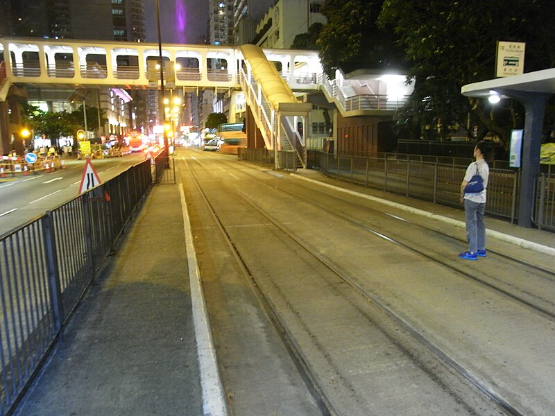 File:HK 北角 North Point 英皇道 King's Road night Tram stop Visitor waiting June-2012.JPG