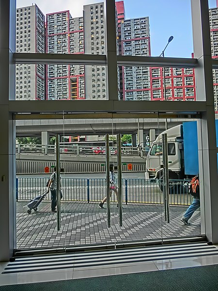 File:HK 觀塘道 370 Kwun Tong Road 創紀之城三期 Millennium City phase 3 view 觀塘花園大廈 Lotus Tower April 2013.JPG