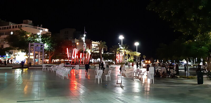 File:HaAtzmaut Square Netanya at night - 03.jpg