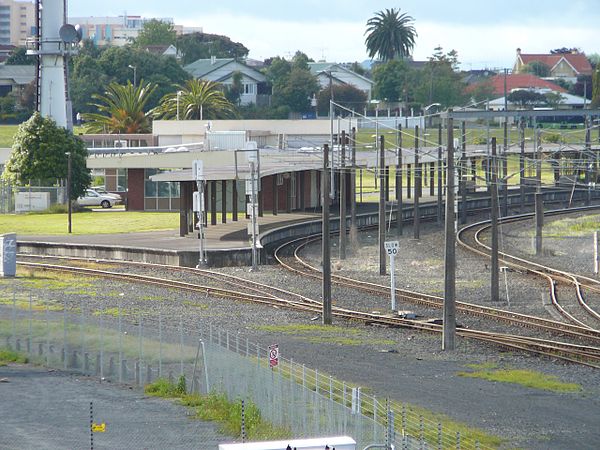 Hamilton station from Massey Hall bridge, showing the NIMT platform (right) and ECMT (left). In 2006, the station still had the long canopy over the p