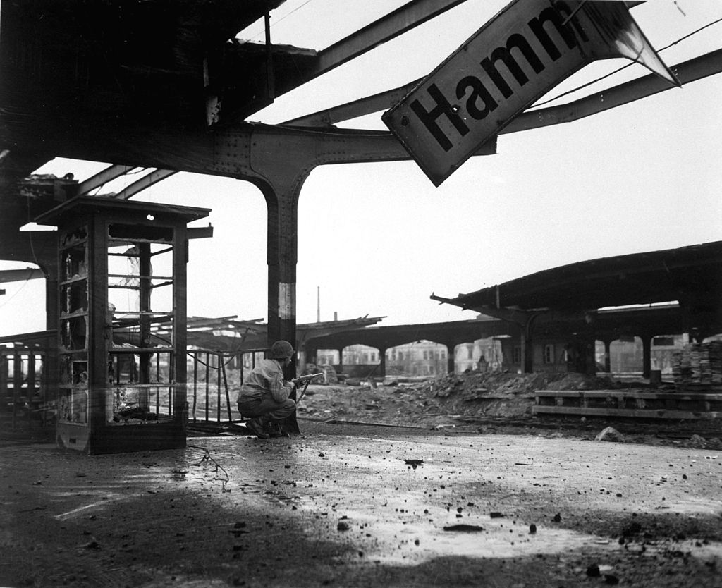 Soldado estadounidense en la estación de tren de Hamm, en el extremo oriental de la Bolsa del Ruhr. 6 de abril de 1945