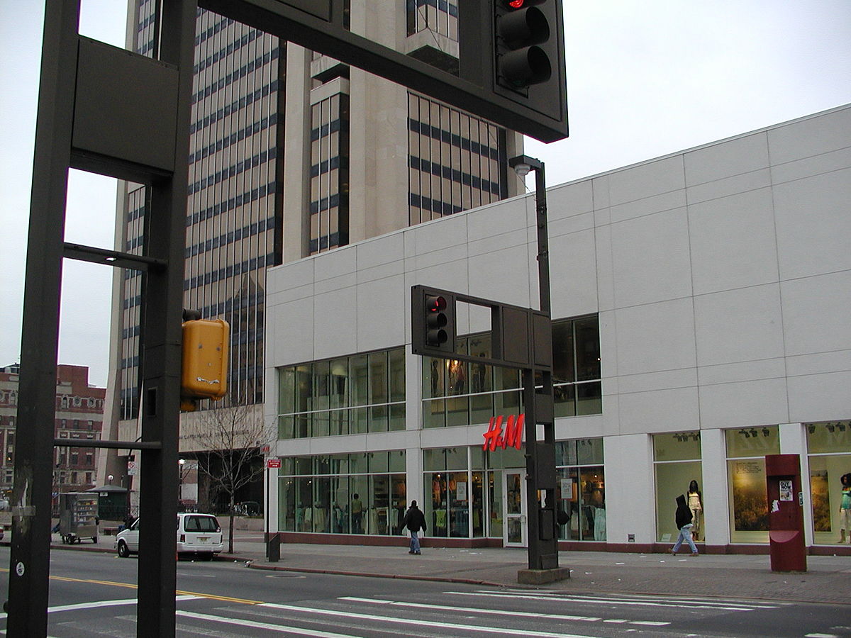 H&M, Malls and Retail Wiki