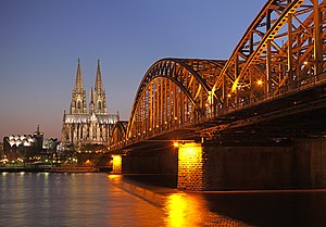 קלן, העיר הרביעית בגודלה בגרמניה לעת ערב. בתמונה נראים הקתדרלה של קלן, סמלה של העיר ואחד מהמבנים הידועים ביותר בגרמניה, וגשר הוהנצולרן, אחד מגשרי הרכבות העמוסים באירופה.