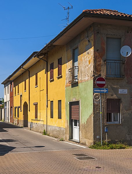 File:Houses at NE corner of Via Giuseppe Carcasolla and Via Martesana, Trezzo sull'Adda.jpg