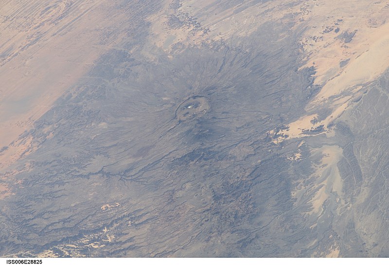 File:ISS006-E-28825 - View of Chad.jpg