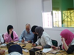 Francisco Ruiz Peinado impartiendo clases de pirograbado en Alhucemas (Marruecos).