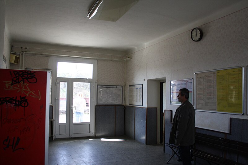 File:Interior of train station in Náměšť nad Oslavou, Třebíč District.jpg