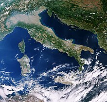 Foto da península italiana e Mediterráneo tomada polo satélite Sentinel-3A coa súa cámara para oceano e terra. A súa amplitude de toma é de 1270 km.