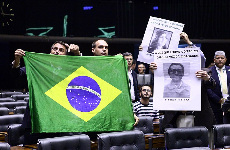File:Jair e Eduardo Bolsonaro no congresso com bandeira do Brasil.jpg