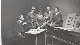 Берта Жак (сидит) в составе жюри Чикагского общества граверов, 1919 год; фотография из архива музея искусств Сидар-Рапидс
