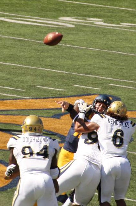 Goff throws under pressure against UCLA in 2014