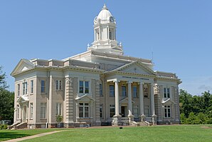 Jefferson County Courthouse (2020). Das Courthouse entstand im Jahr 1904 im Stile des Neoklassizismus. Es wurde an der Stelle des ersten Capitols von Georgia erbaut, das aus der Zeit stammte, als Louisville noch Hauptstadt gewesen war. Das Jefferson County Courthouse wurde im September 1980 als zweites Objekt im County in das NRHP eingetragen.