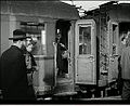 Juif sur un quai de gare, Azna, 1954