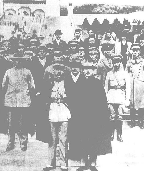 Tập tin:Jiang and Zhang at Sun Yat-sen Mausoleum.jpg