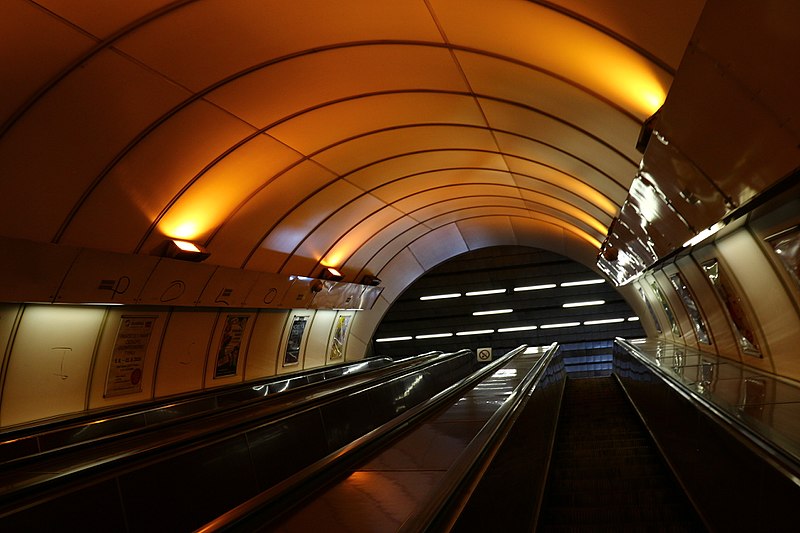 File:Jinonice metro eskalátor 1.jpg