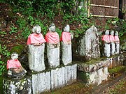 参道入り口の六地蔵。もと若沢寺に鎮座