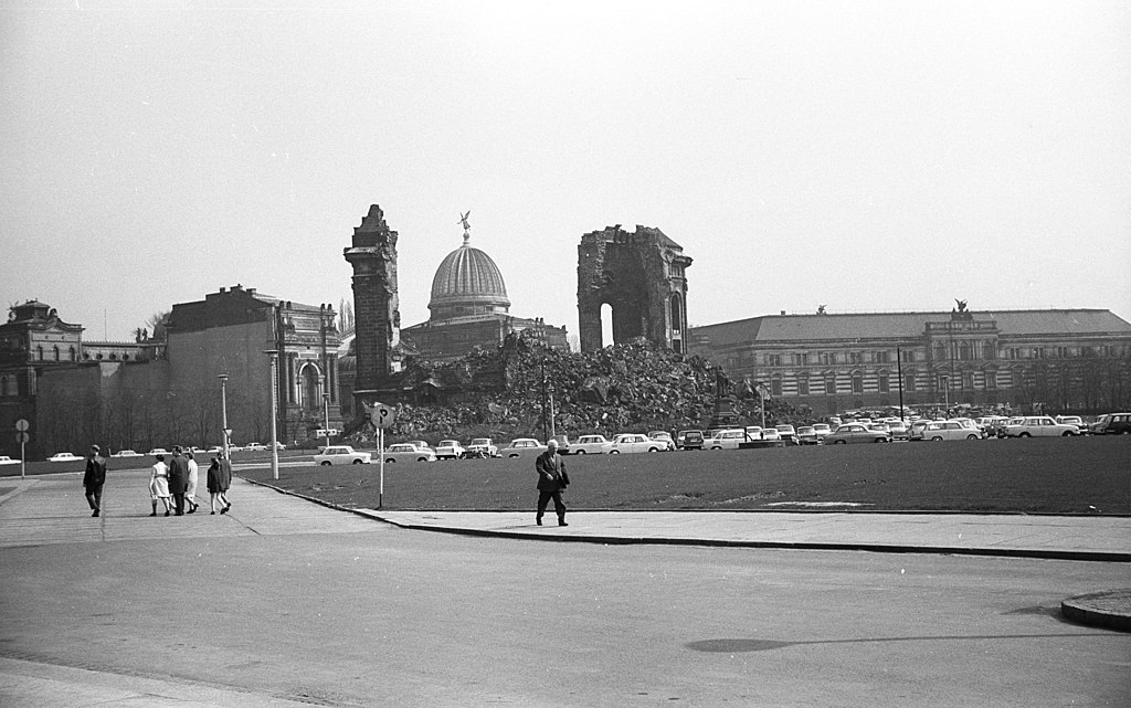 Jobbra az Albertinum, balra a Johanneum, középen a rombadőlt Frauenkirche, mögötte a Képzőművészeti Főiskola kupolája Fortepan 61144.jpg