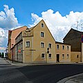 Wohnhaus in geschlossener Bebauung in Ecklage