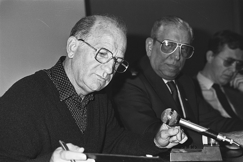 File:Kees Rijvers met naast zich Jaap van Praag, Bestanddeelnr 931-7313.jpg