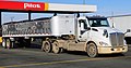 Kenworth T680, Hesperia, ақ түсті.JPG