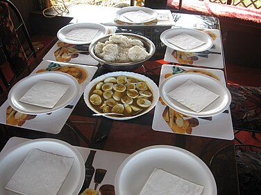 Ushqim i përgatitur në një kettuvallam, ku ka në dispozicion shefa për të përgatitur çdo gjë