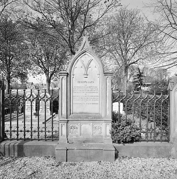 File:Kerkhof, overzicht grafmonument voor familie Van Houwinge - Werkendam - 20347098 - RCE.jpg