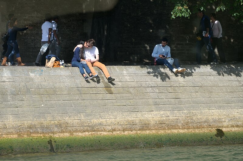 File:Kissing couple near the Seine river in Paris (19918288173).jpg
