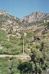 Die Hauptstrecke innerhalb des Hochgebirges von der begleitenden Strasse aus