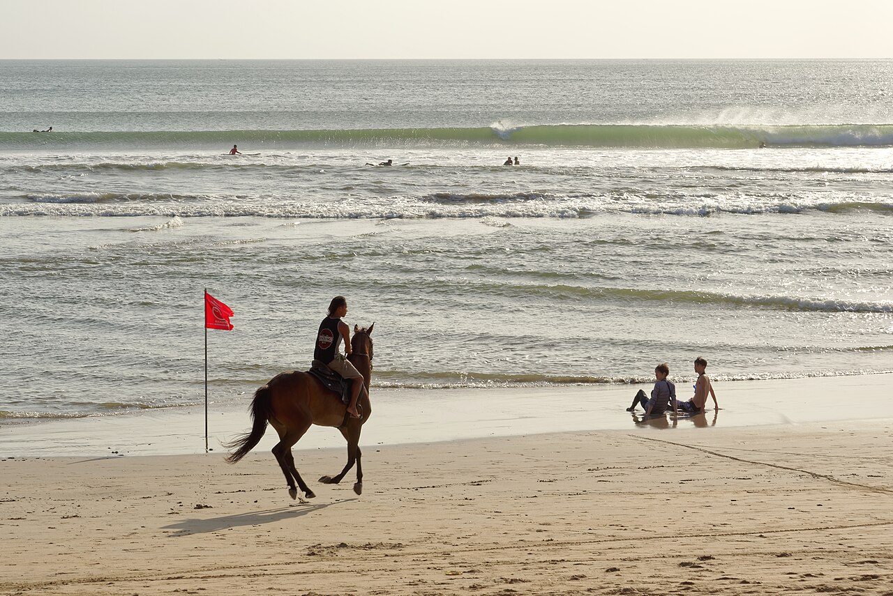 Kuta_Beach,_Bali,_Indonesia,_20220825_1634_0843_01