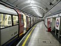 Ein Zug der Northern Line in der Station Moorgate