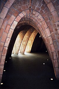 Arcos con forma de catenaria bajo la terraza
