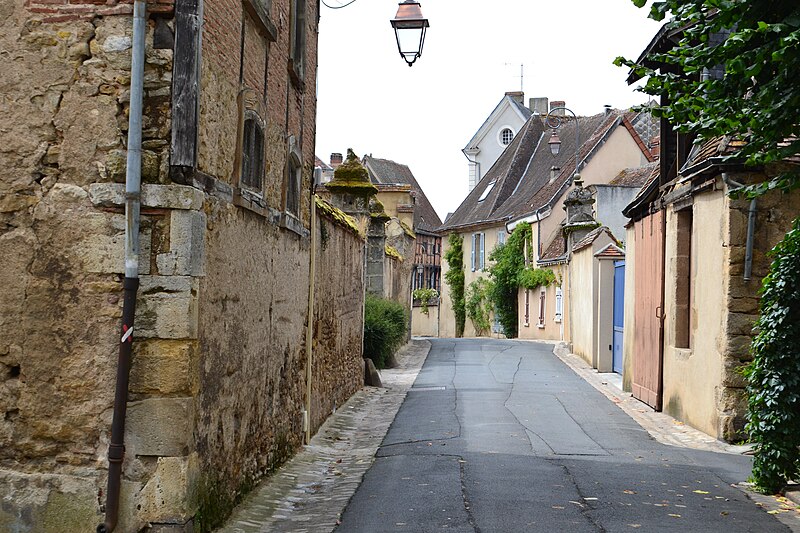 File:La Châtre rue.JPG