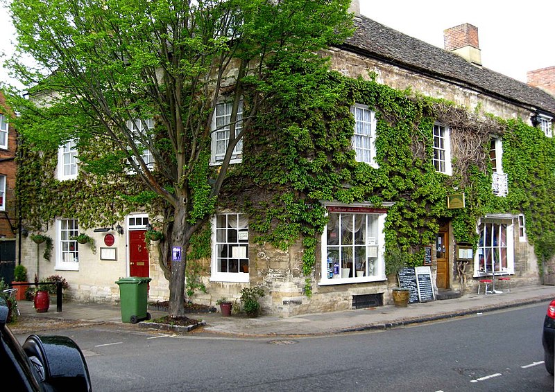 File:La Galleria, 2 Market Place, Woodstock - geograph.org.uk - 2449479.jpg