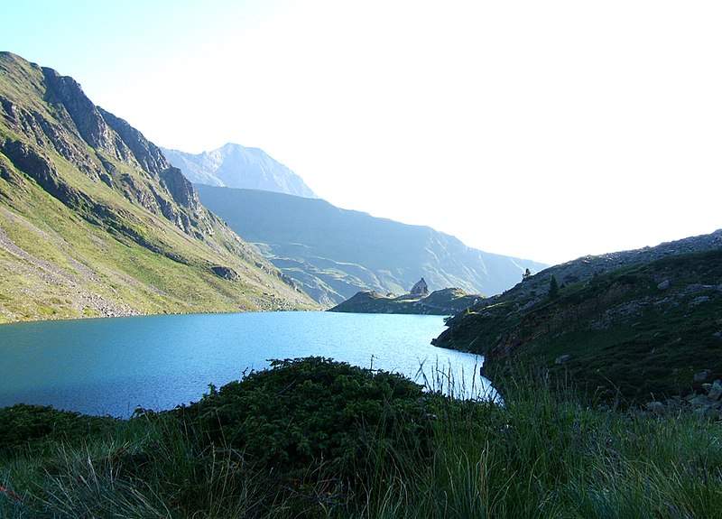 File:Lac d'Ilhéou.jpg