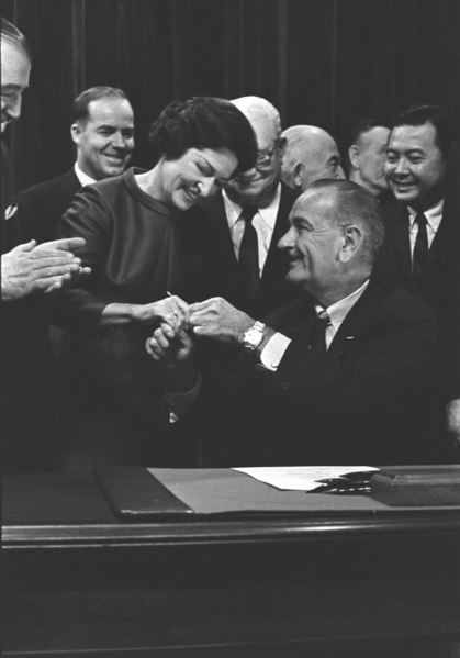 File:Lady Bird Johnson at the signing of the Highway Beautification Act.tif