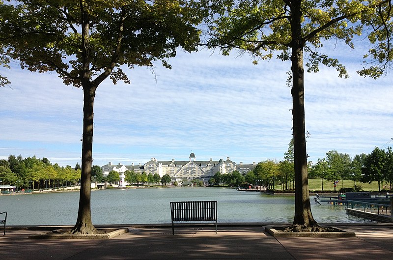 File:Lake Disney, Paris 2013.jpg