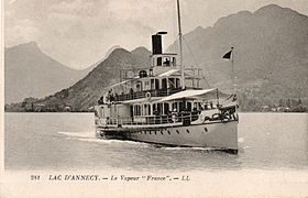 Carte poștală alb-negru a bărcii „Franța” pe lacul Annecy în jurul anului 1910.