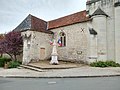 Leigné-sur-Usseau - Le monument aux morts et côté de l'église.jpg