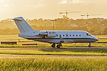 Lifeflight Australia (VH-OFC) Bombardier CL-600-2B16 Challenger 604 meluncur di Sydney Airport.jpg