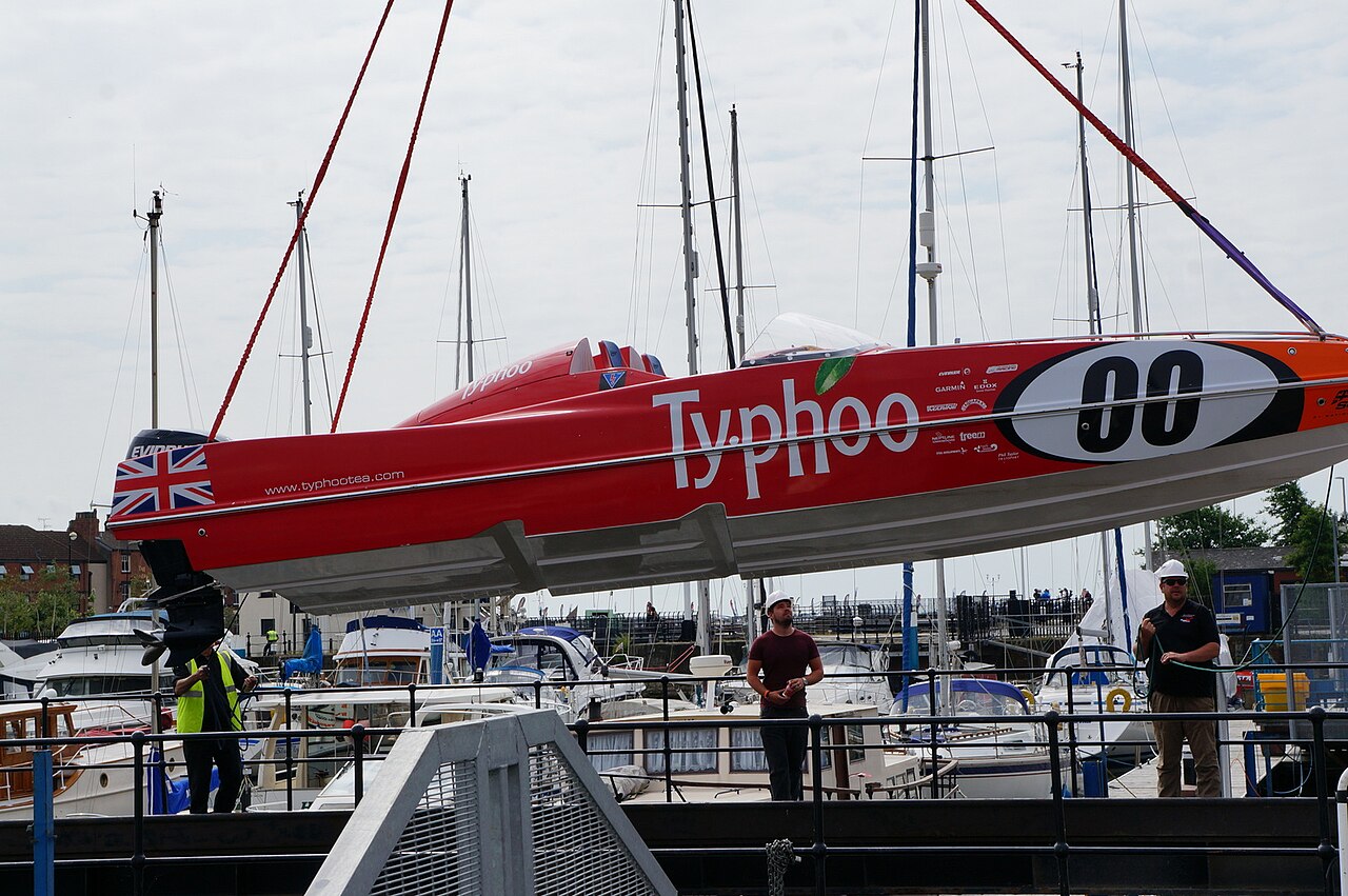 File:Lifting Typhoo into the Hull Marina - geograph.org.uk
