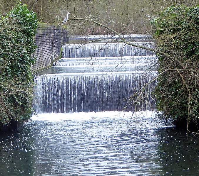 File:Lille, la moyenne Deûle débouchant sur le canal à grand gabarit.JPG