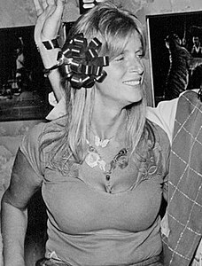 Linda McCartney 1976.jpg