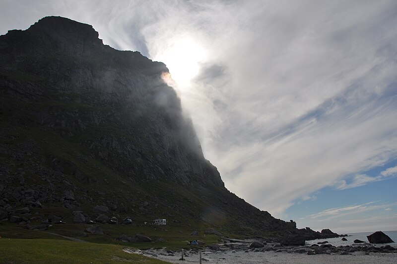 File:Lofoten, Uttakleiv.JPG