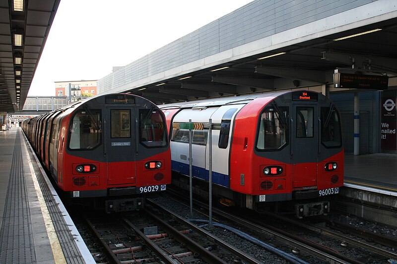 File:London Underground 1996 Stock 96029 & 96003 on Jubilee Line, Stratford (15326795459).jpg