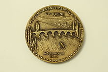 Médaille commémorative à l'effigie de Rabelais - revers avec représentation du Pont du Rhône.JPG
