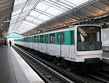 Modernisierter Zug der Baureihe MP 73 in der Station Bir-Hakeim
